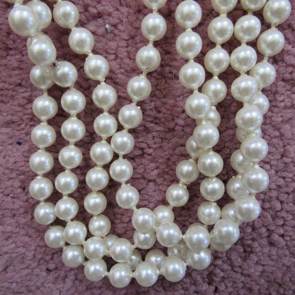 Vintage Faux Pearl Necklace - Picture 2 of 10